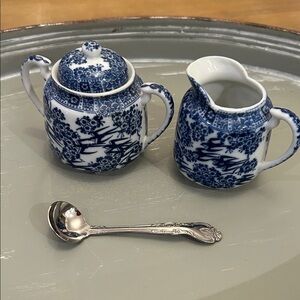 Creamer pitcher lidded sugar bowl Sugar Spoon classic Blue Willow style pattern